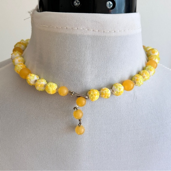 Vintage Yellow Lucite Necklace 1960s Floral Beads Mod Retro Mid Century Jewelry - Picture 5 of 9